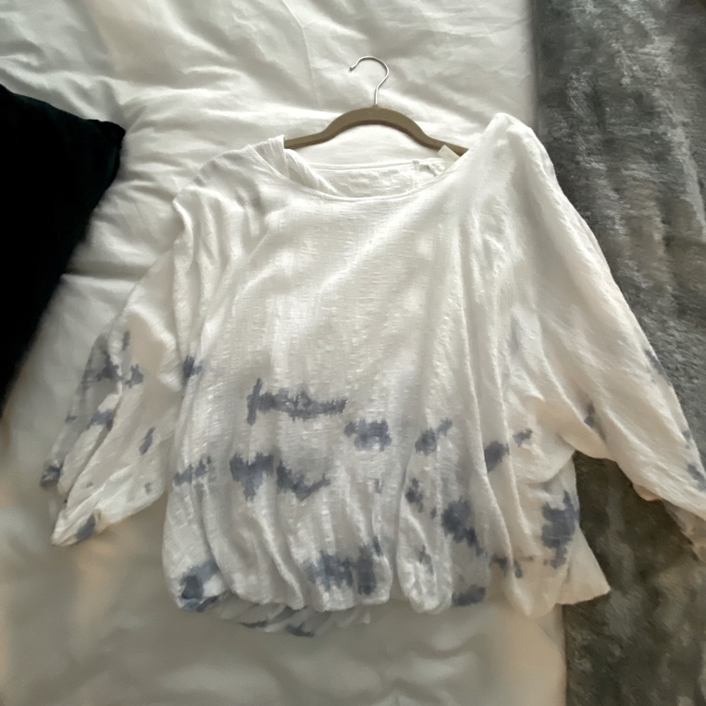 P.Michael white and blue top